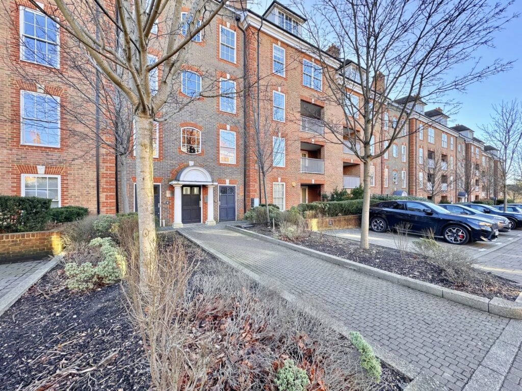 Ashridge Close - London - Finchley - N3