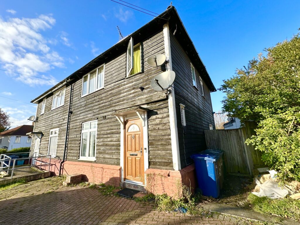 Blundell Road - Edgware - Middlesex - HA8