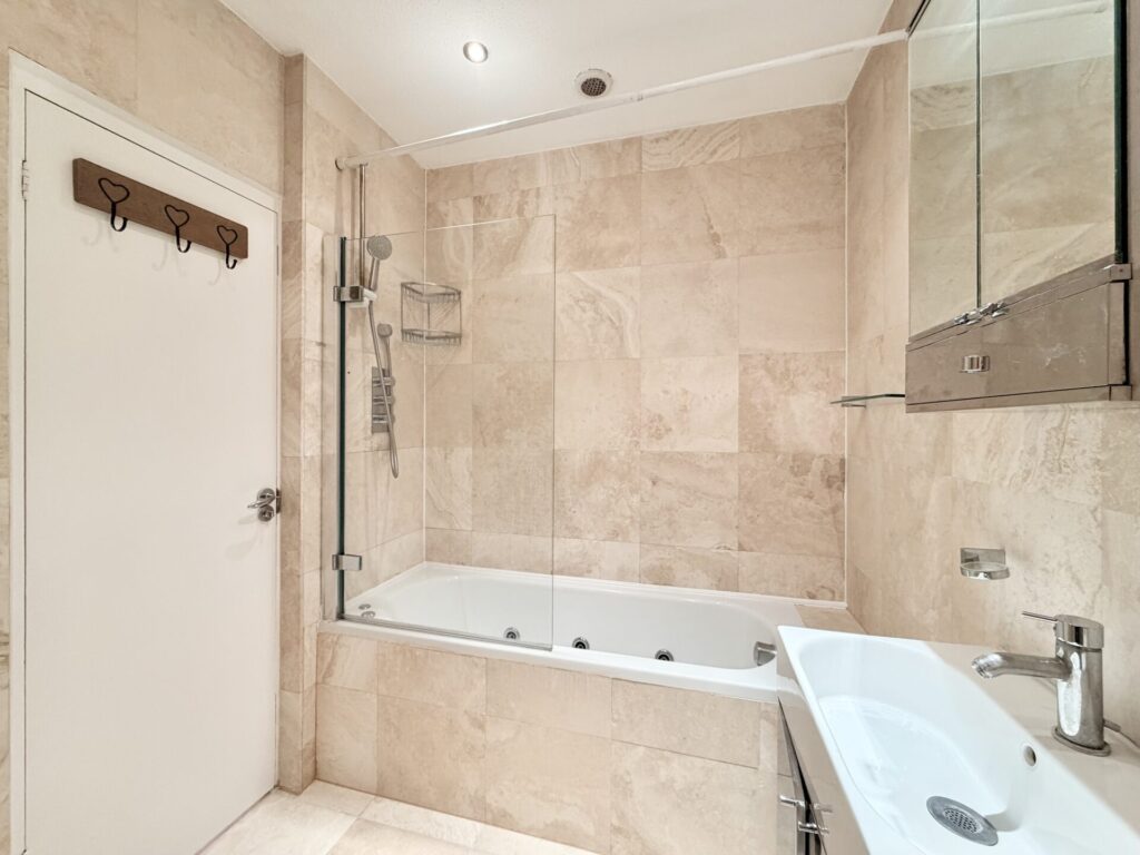 Rowlands Close - London - Mill Hill - NW7